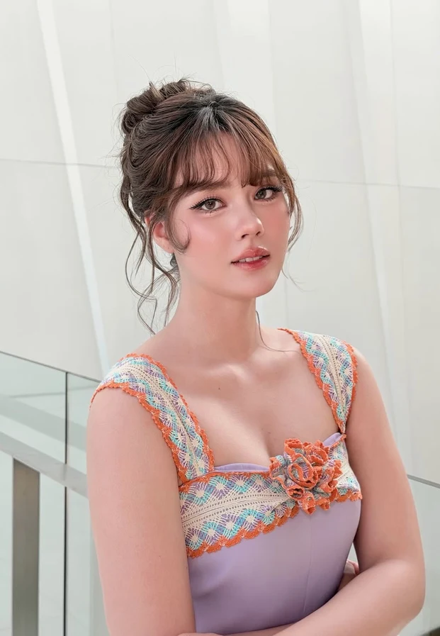 เดนิส เจลีลชา คัปปุน ในลุคน่ารักสดใส