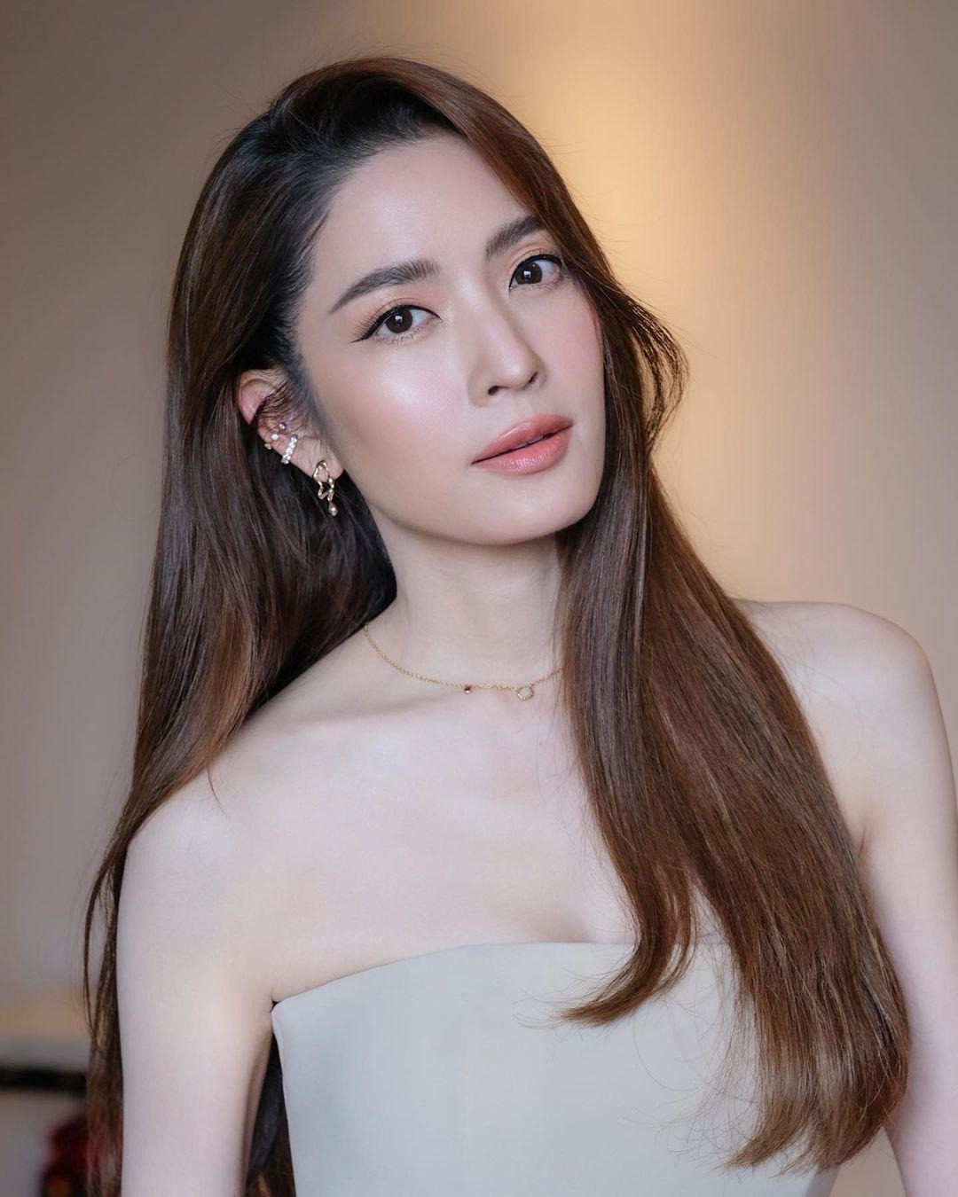 ภาพถ่ายโคลสอัพใบหน้าสวยคมหวาน เมกอัปเรียบหรูโทนธรรมชาติ