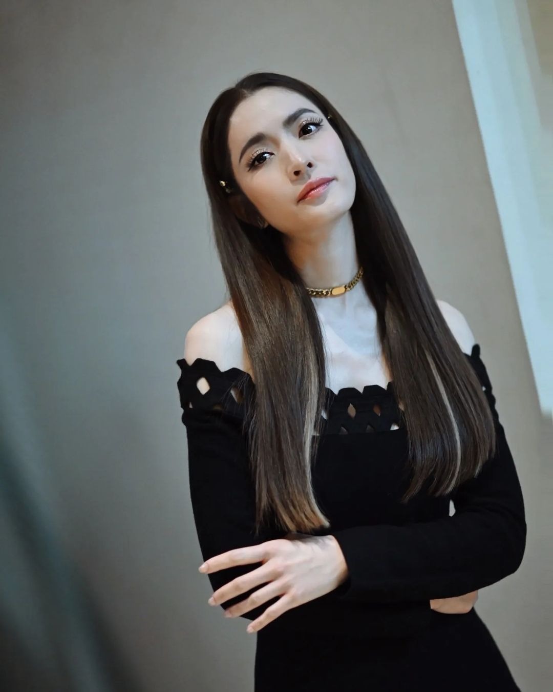 ลุคแฟชั่นเดรสเปิดไหล่สีดำ เรียบหรู ทรงพลัง
