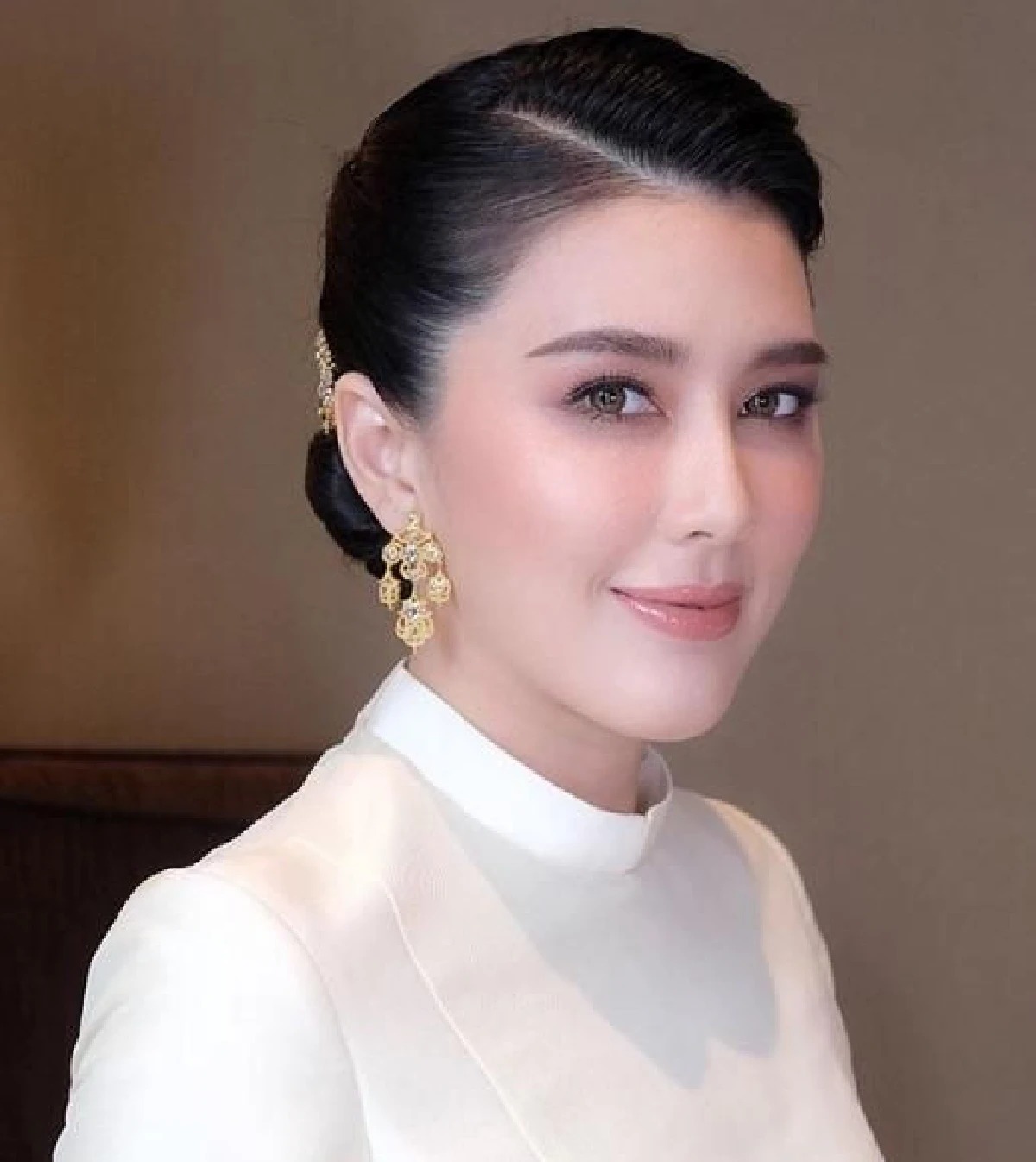 ภาพถ่ายชุดไทยประยุกต์สวยหรู เครื่องประดับทองคำเลอค่า