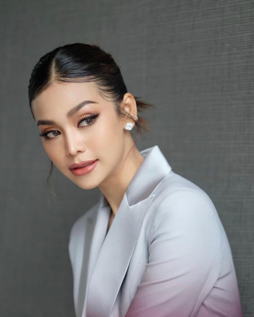 ภาพถ่ายพอร์ตเทรตสวยสง่าในลุคสูทขาว เรียบหรูดูแพง