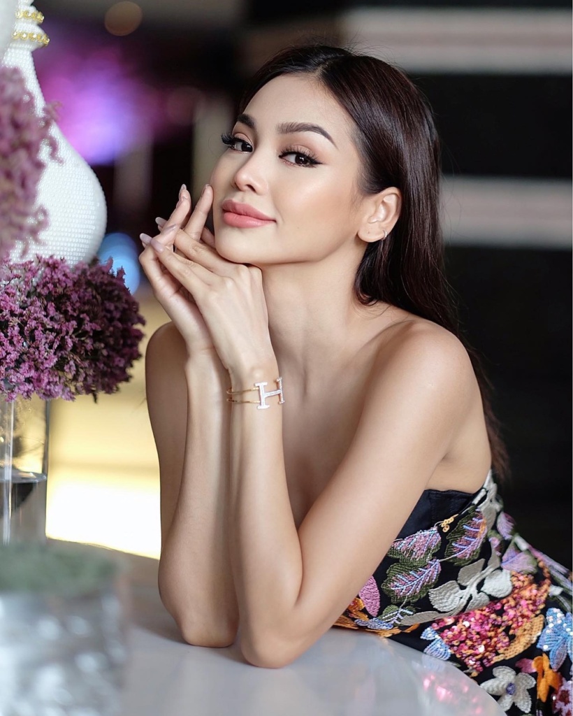 ภาพถ่ายโคลสอัพใบหน้าสวยคมหวานสะกดทุกสายตา เมกอัปละมุน