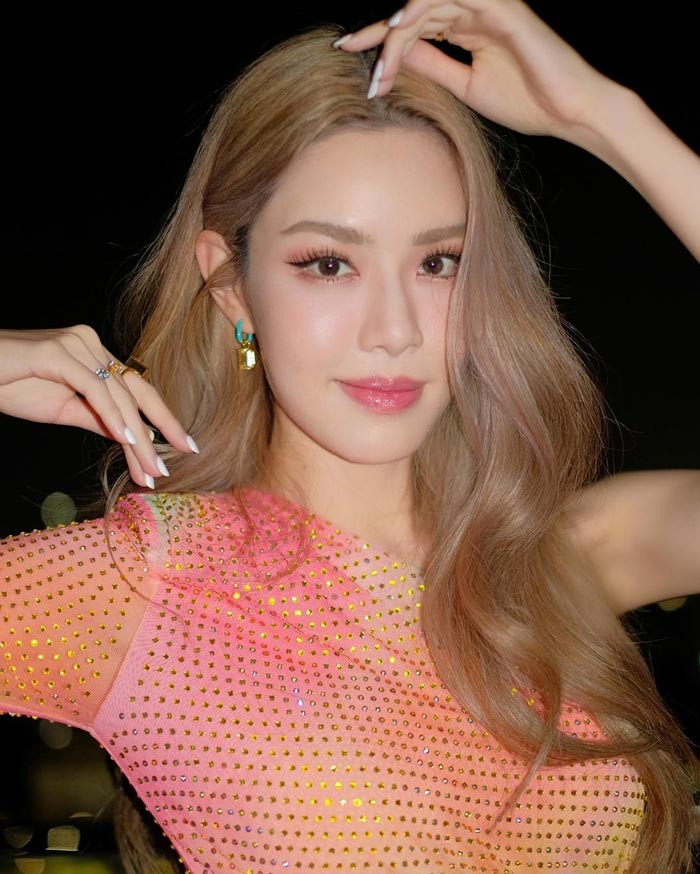 ภาพถ่ายพอร์ตเทรตผิวออร่าเปล่งประกาย รอยยิ้มสดใสสะกดสายตา