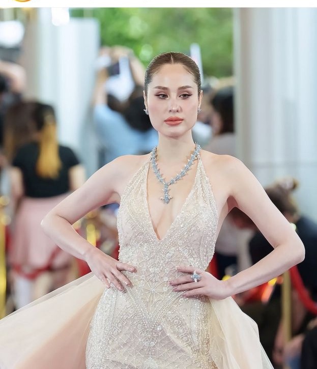 อุษามณี ไวทยานนท์ เฉิดฉายบนพรมแดงในชุดราตรีหรูหรา