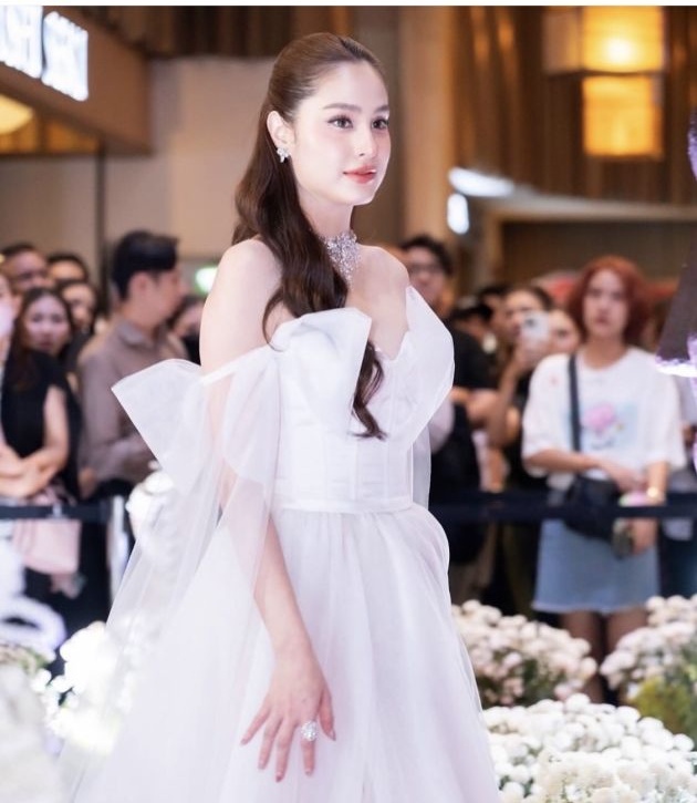 อุษามณี ไวทยานนท์ ในชุดเดรสสีขาวลุคเจ้าหญิงบาร์บี้เมืองไทย