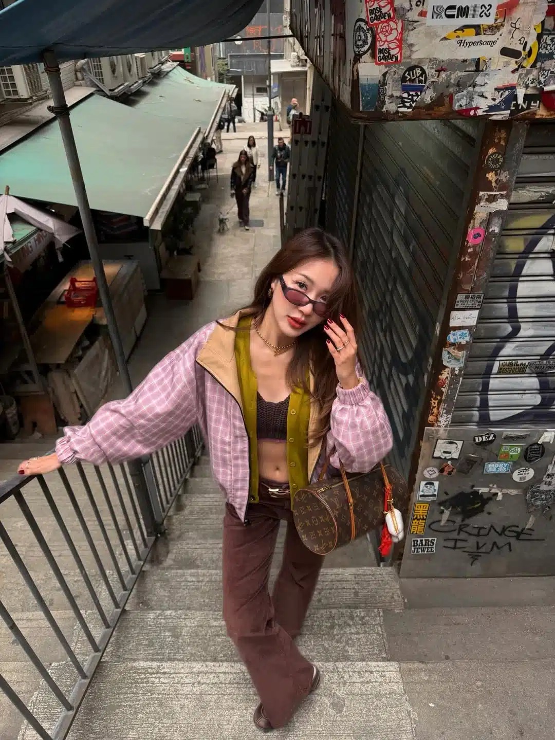 ภาพถ่ายสตรีทแฟชั่นสุดชิค แมตช์สีสันสดใสแนววินเทจ