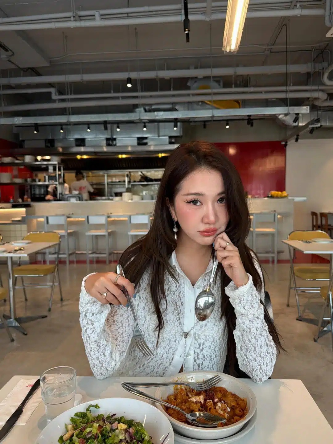 ภาพถ่ายพอร์ตเทรตสวยหวานน่ารักของแฟชั่นอินฟลูเอนเซอร์สาว
