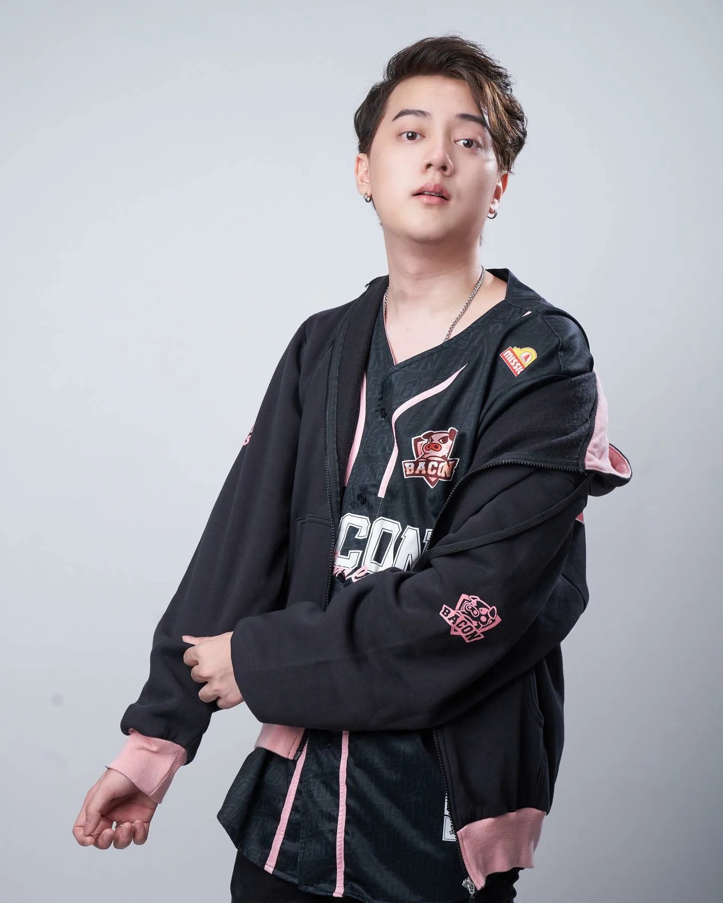 ลุคแฟชั่นสตรีทสไตล์เกมเมอร์ เสื้อฮู้ดและรอยยิ้มสดใส
