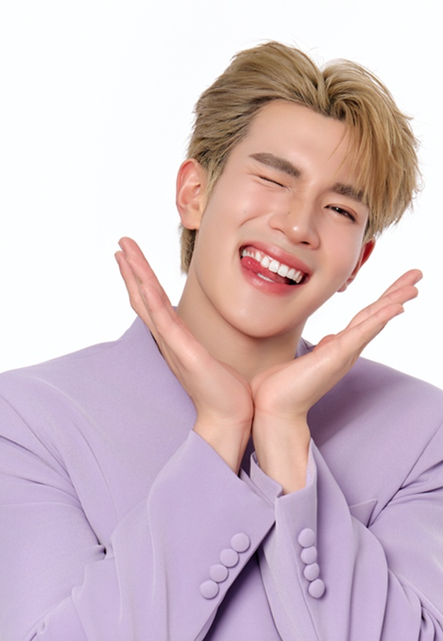 รอยยิ้มพิมพ์ใจและท่าโพสซิกเนเจอร์อันเป็นเอกลักษณ์ของดาราหนุ่มขวัญใจมหาชน