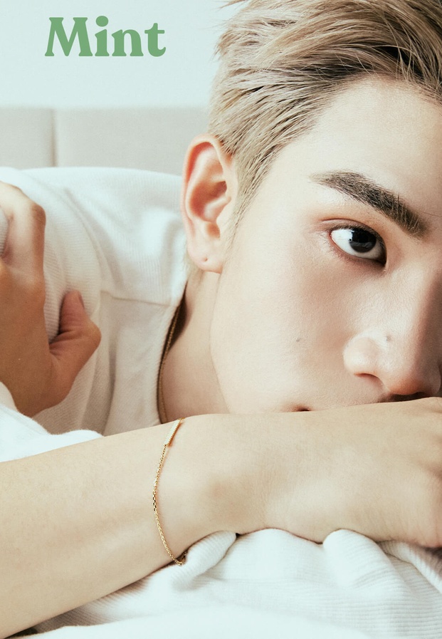 มุมพักผ่อนสบายๆ ที่เผยลุคสุดละมุนและความผ่อนคลายของซุปตาร์หนุ่ม