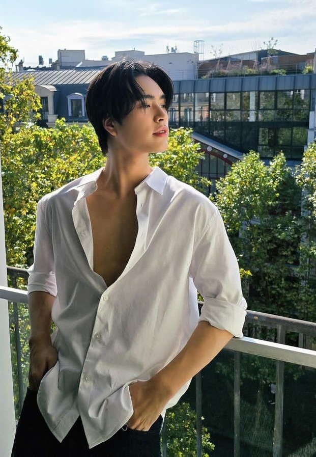 เจมีไนน์ นรวิชญ์ ในลุคสบายๆ เสื้อเชิ้ตขาว