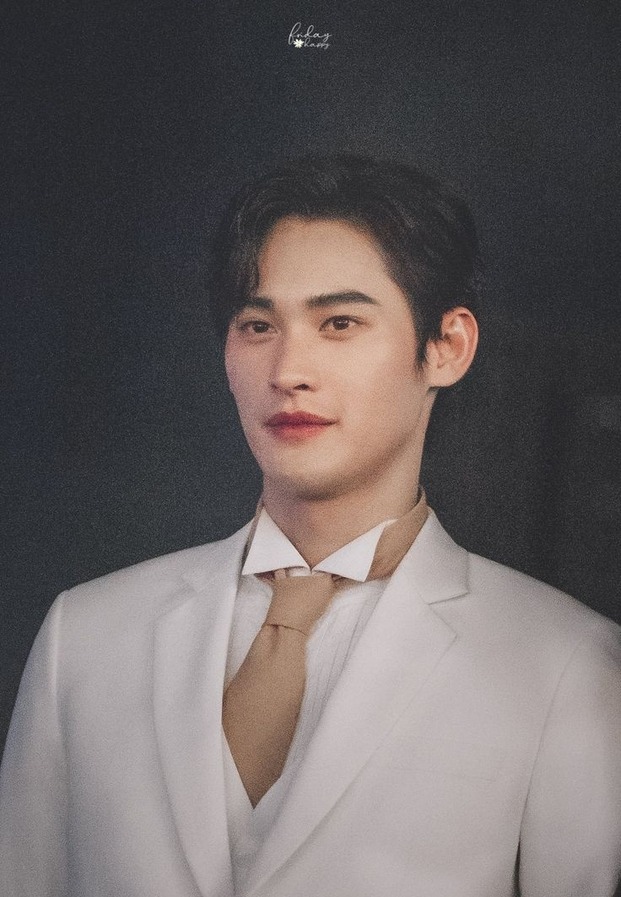 เจ้าตัว ในชุดสูทสีขาวดั่งเจ้าชาย