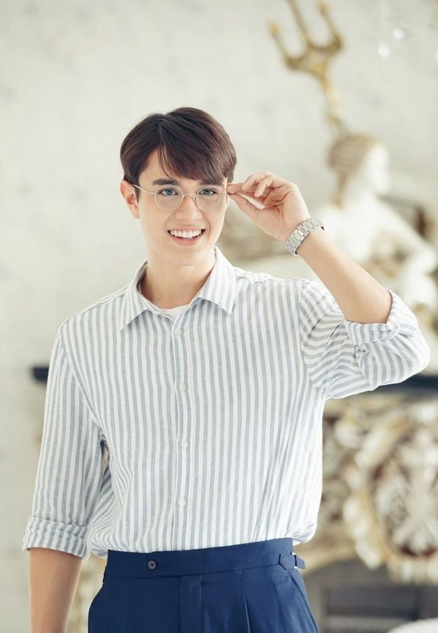 ไมกี้ ปณิธาน รอยยิ้มสดใสในลุคเสื้อเชิ้ตลายทาง