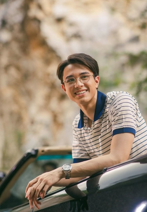 พระเอกหนุ่ม กับลุคคุณหมอฉัตรเกล้าสุดคลาสสิก