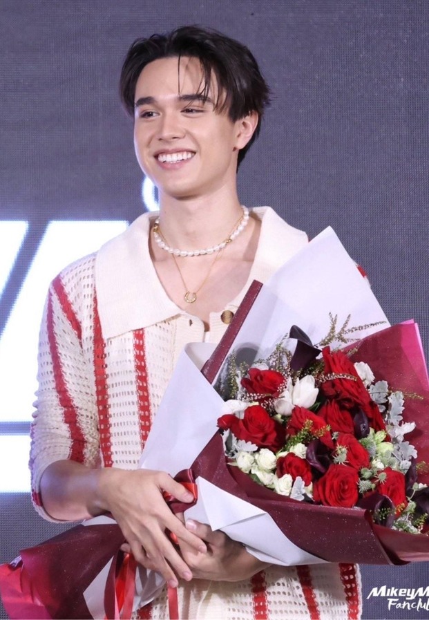 เจ้าตัว ท่ามกลางช่อดอกไม้และความรักจากแฟนคลับ