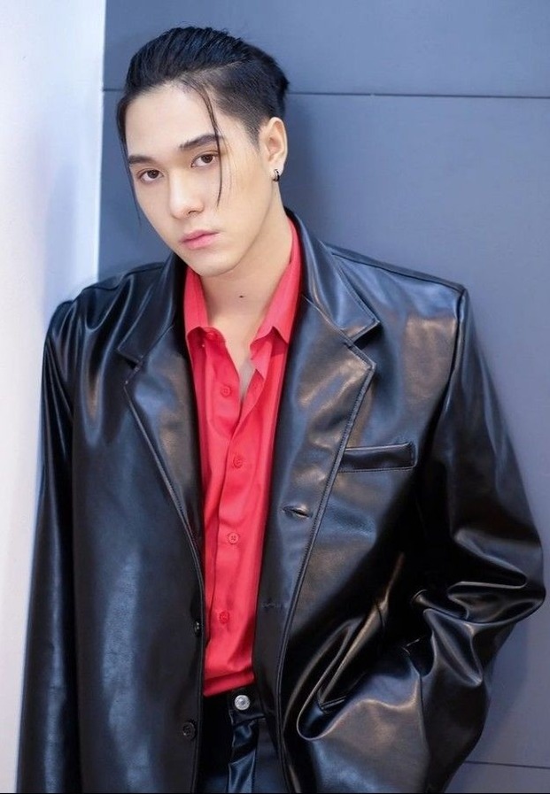 สไตล์แจ็กเก็ตหนังและเสื้อเชิ้ตแดง สะท้อนเสน่ห์มาดแบดบอยสุดคลาสสิก