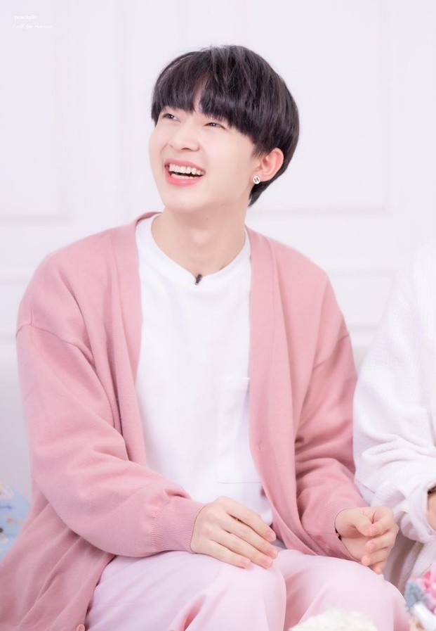 นุนิว ชวรินทร์ ในชุดคาร์ดิแกนสีชมพูแสนหวาน