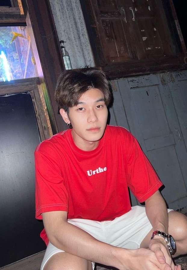 นักแสดงหนุ่ม ในลุคสบายๆ สไตล์มินิมอล